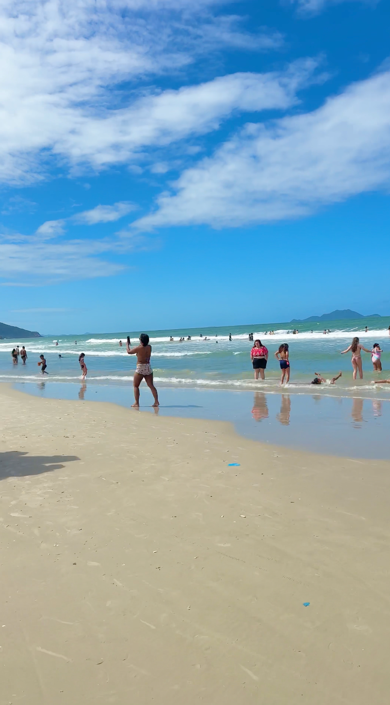 Personas disfrutando la playa